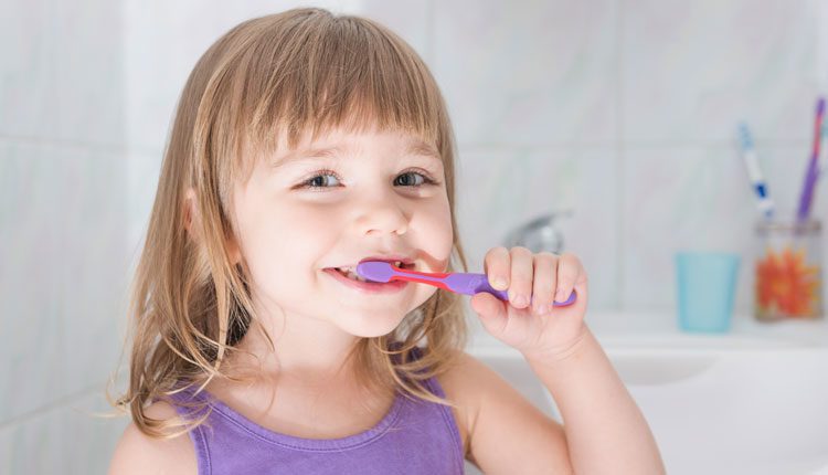 crianca-escovando-os-dentes